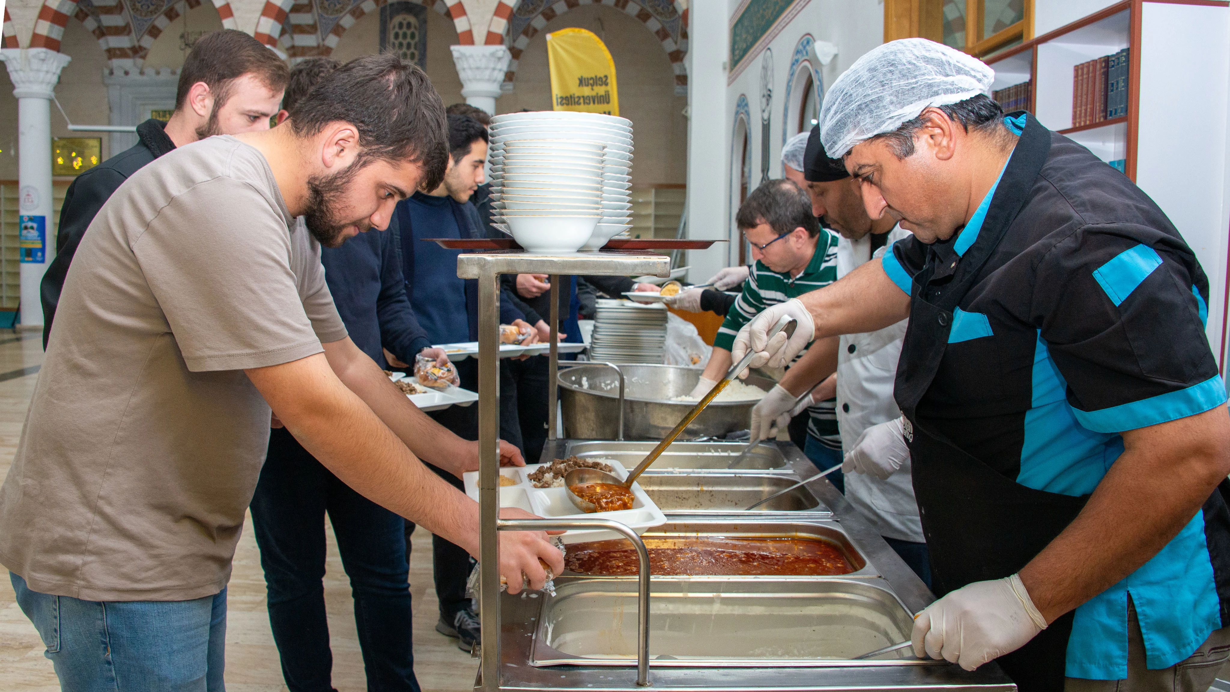 SÜMEDER ve Konya Müftülüğü Selçuk Üniversitesi öğrencilerini her gün iftarda buluşturuyor